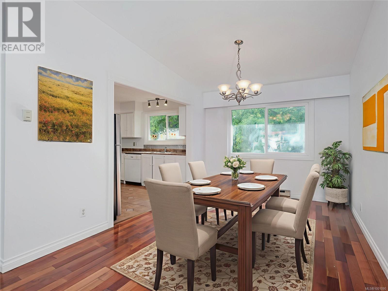 Photo 6 of 4429 Fieldmont Crt, Saanich BC
