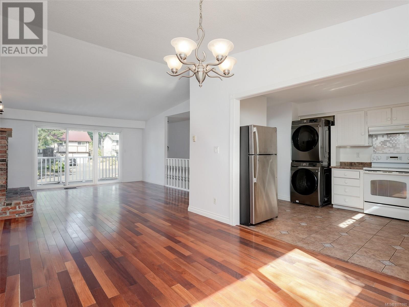 Photo 7 of 4429 Fieldmont Crt, Saanich BC