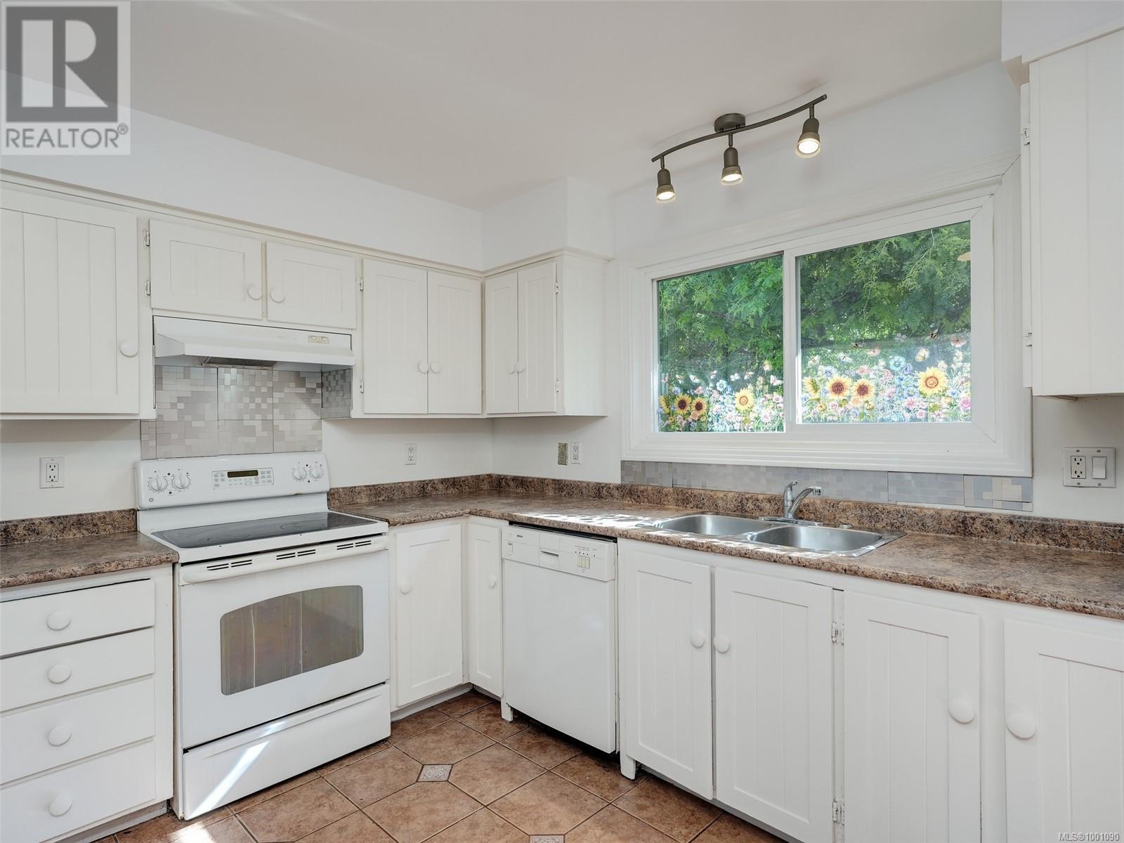 Photo 8 of 4429 Fieldmont Crt, Saanich BC