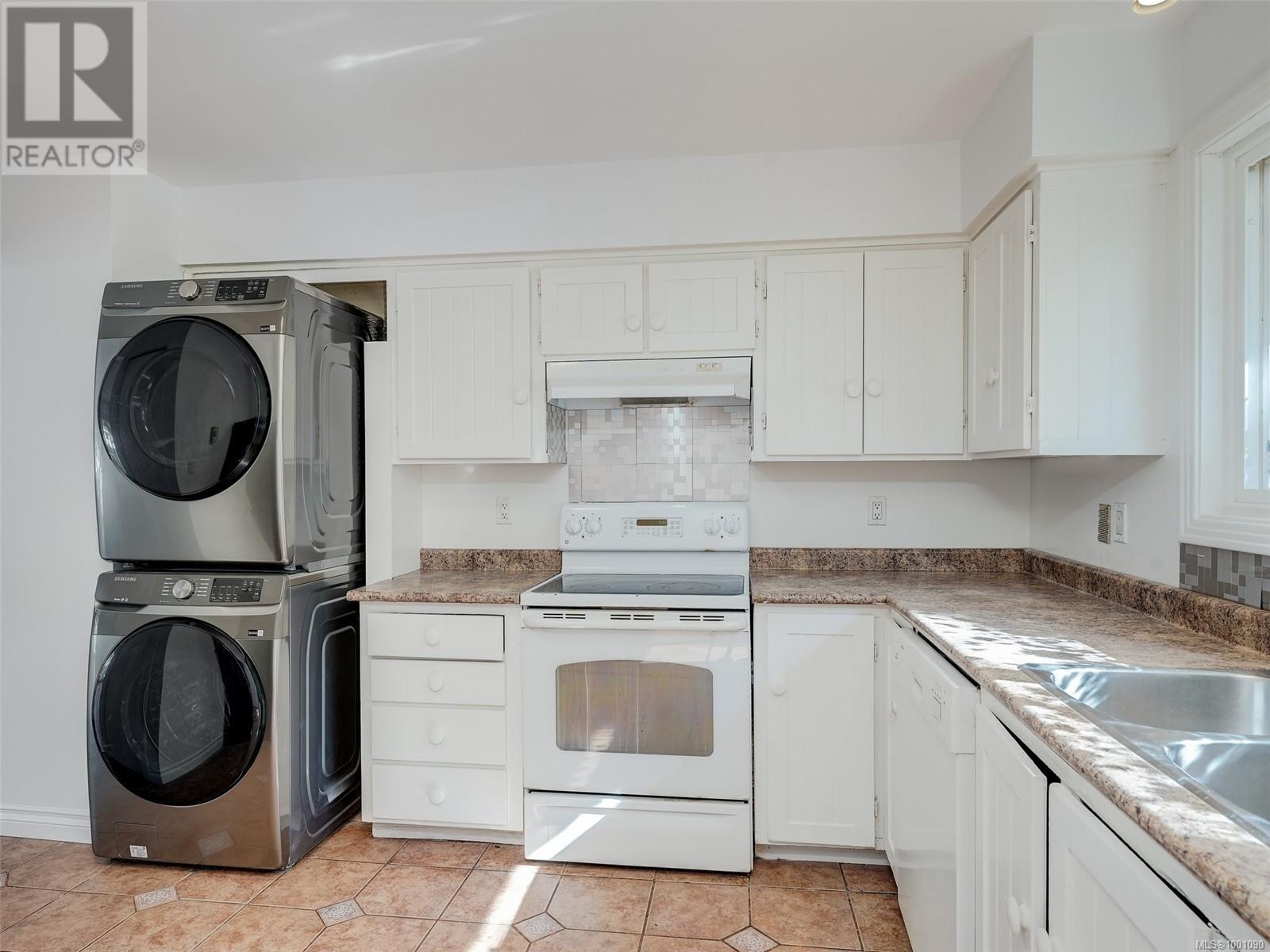 Photo 9 of 4429 Fieldmont Crt, Saanich BC
