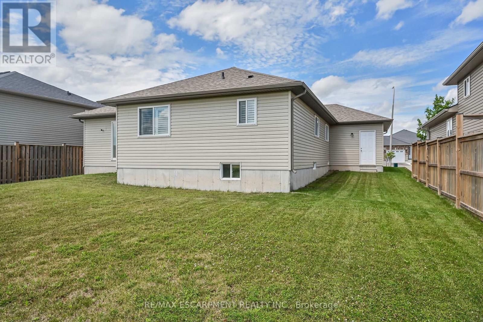 Photo 16 of 45 Helen Drive, Haldimand ON
