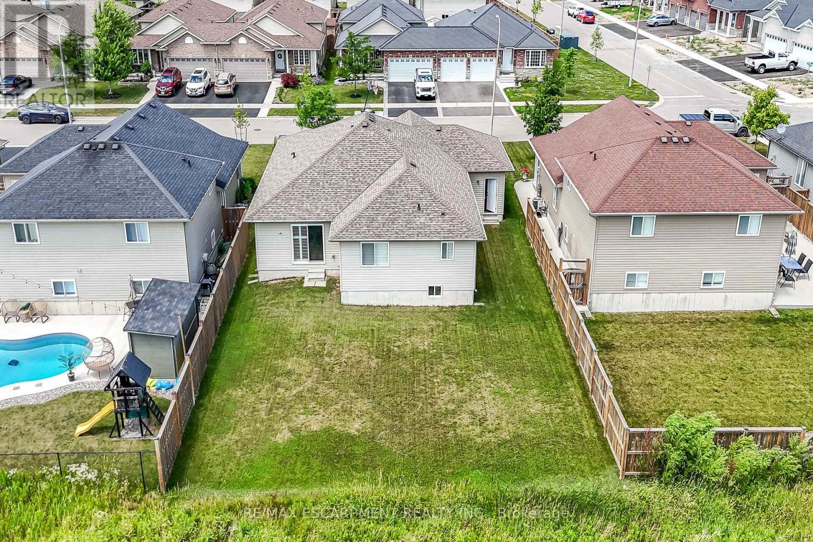 Photo 18 of 45 Helen Drive, Haldimand ON