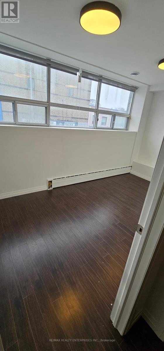 Photo 4 of 203 670 Bloor Street W, Toronto ON