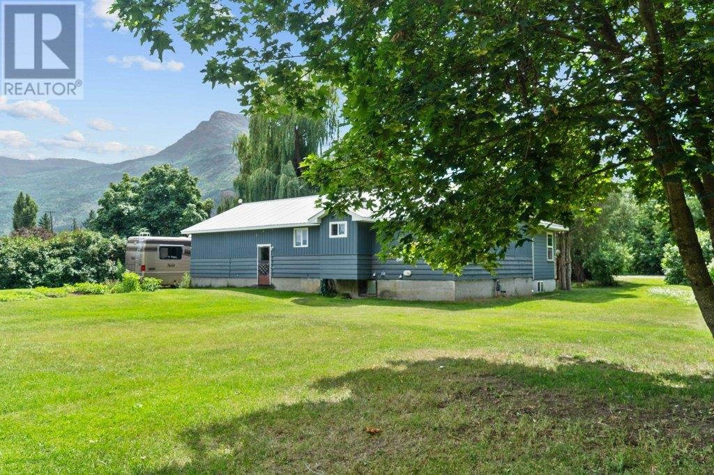 Photo 8 of 7031 50 Avenue Sw, Salmon Arm BC