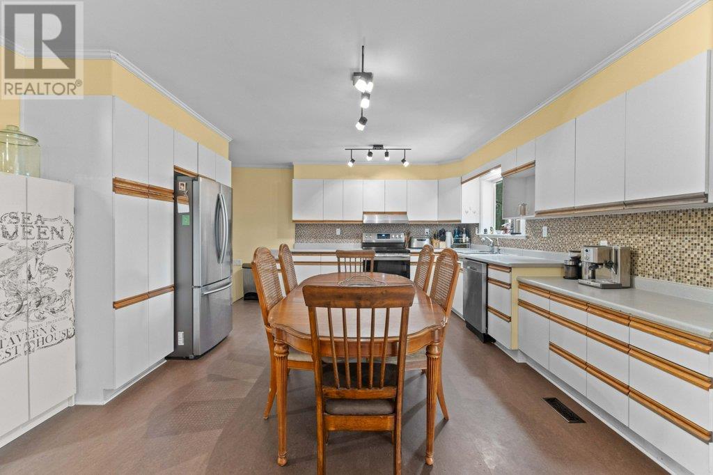 Photo 4 of 7031 50 Avenue Sw, Salmon Arm BC