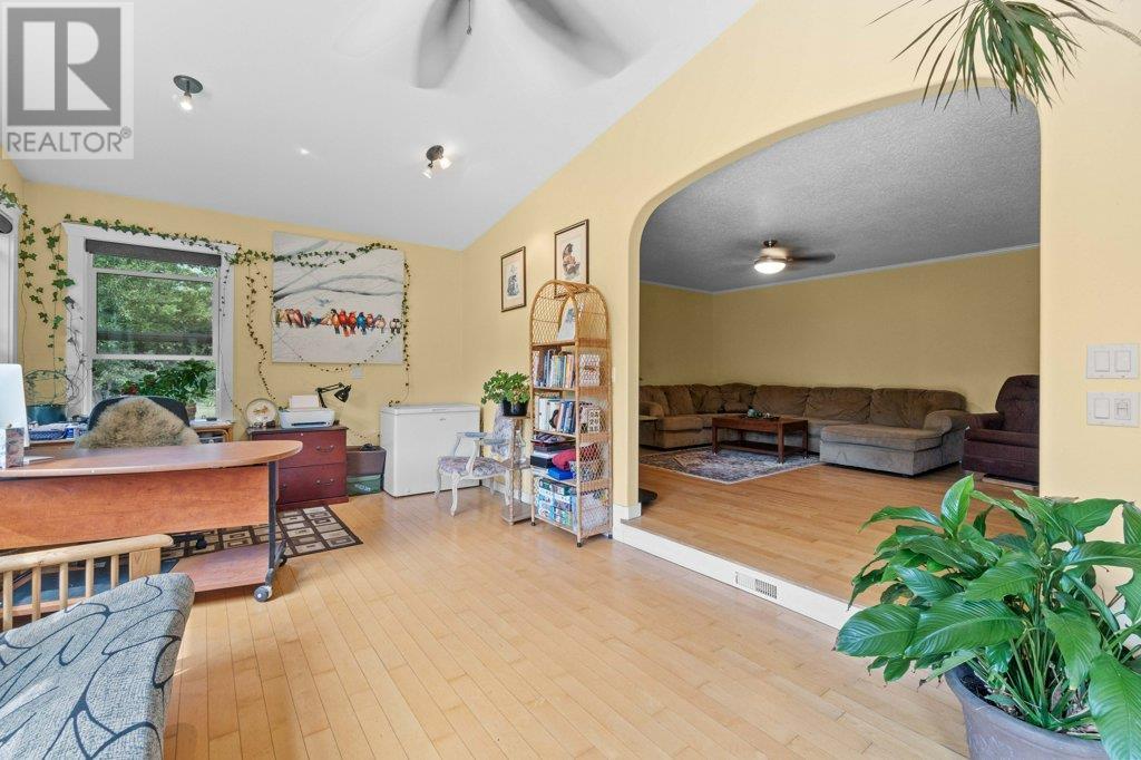 Photo 10 of 7031 50 Avenue Sw, Salmon Arm BC