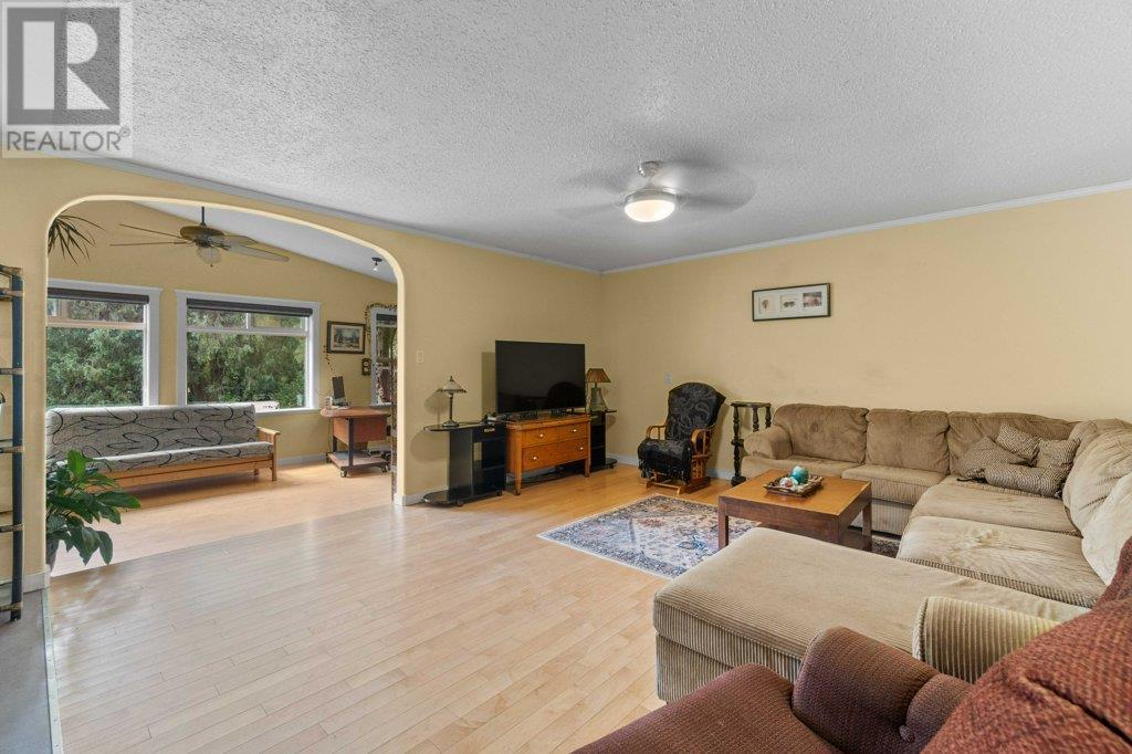 Photo 3 of 7031 50 Avenue Sw, Salmon Arm BC