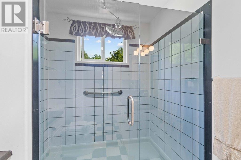Photo 11 of 7031 50 Avenue Sw, Salmon Arm BC