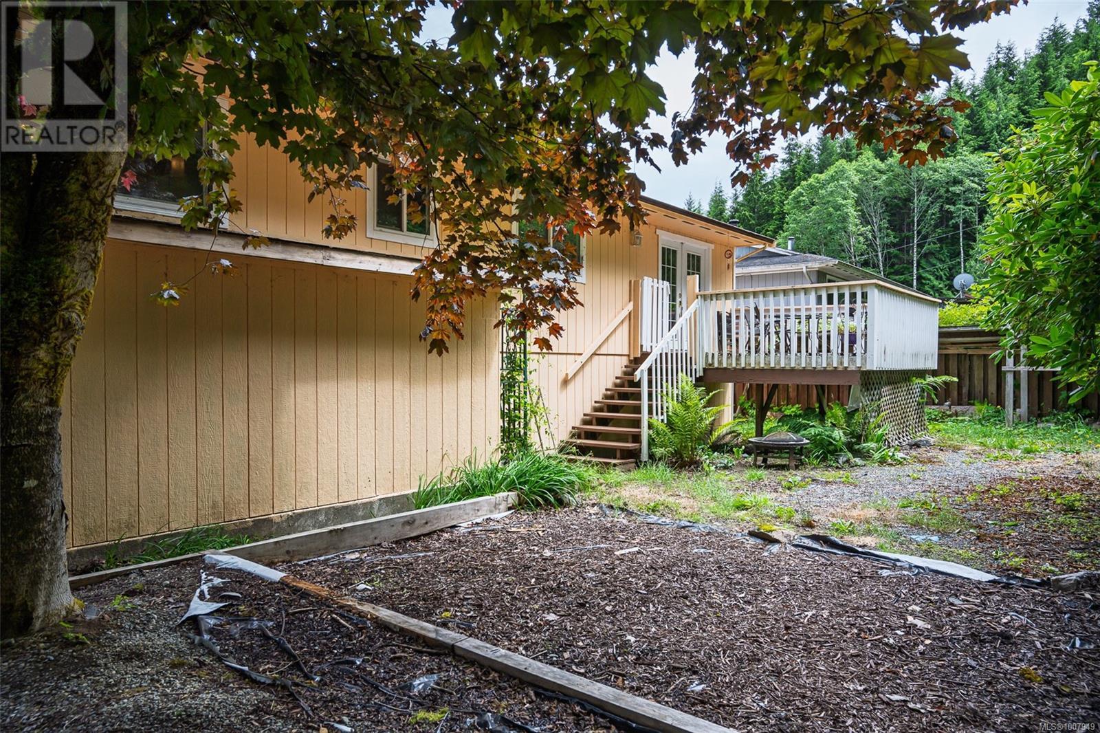 Photo 11 of 540 Macmillan Dr, Sayward BC