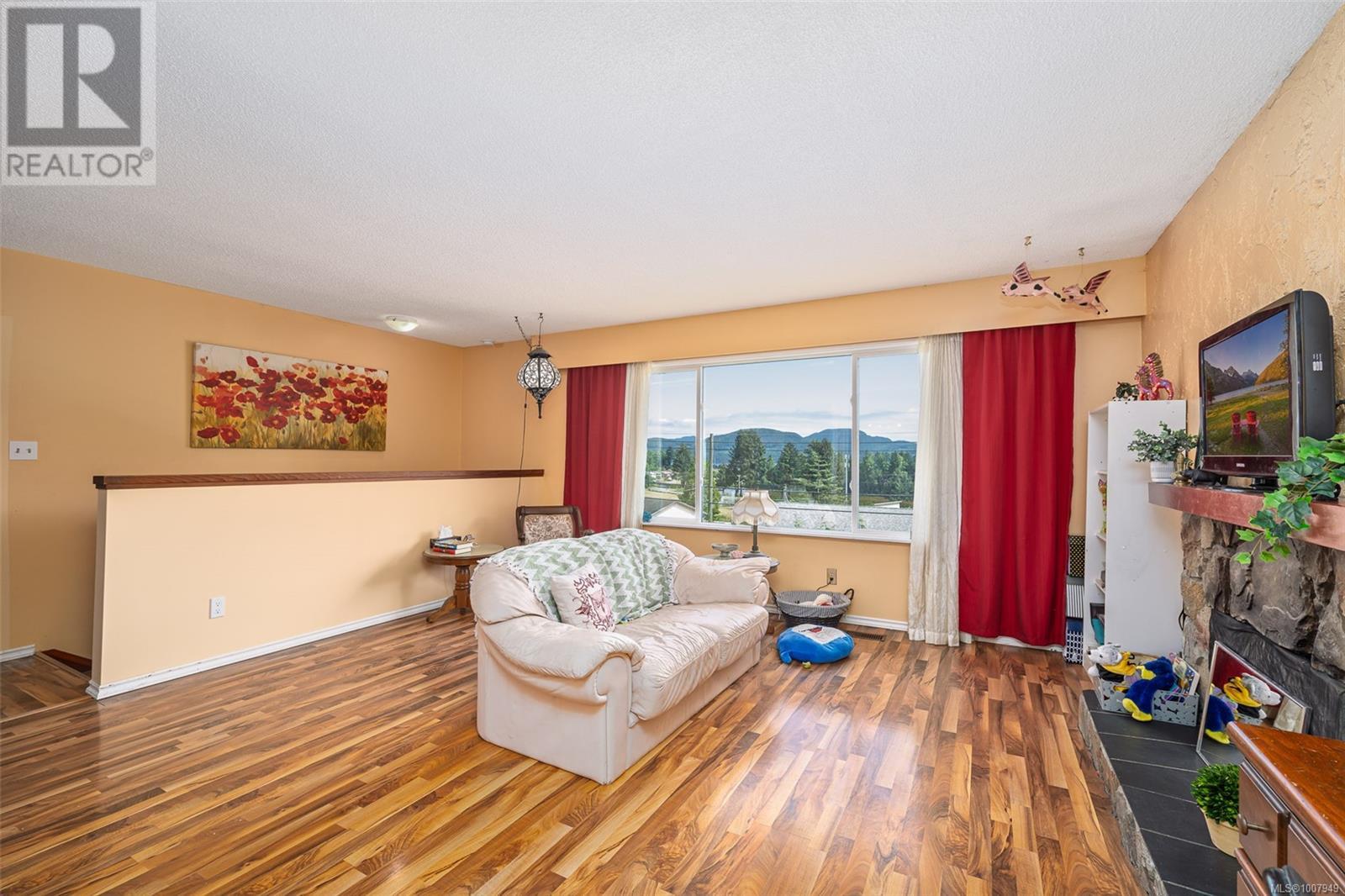 Photo 4 of 540 Macmillan Dr, Sayward BC