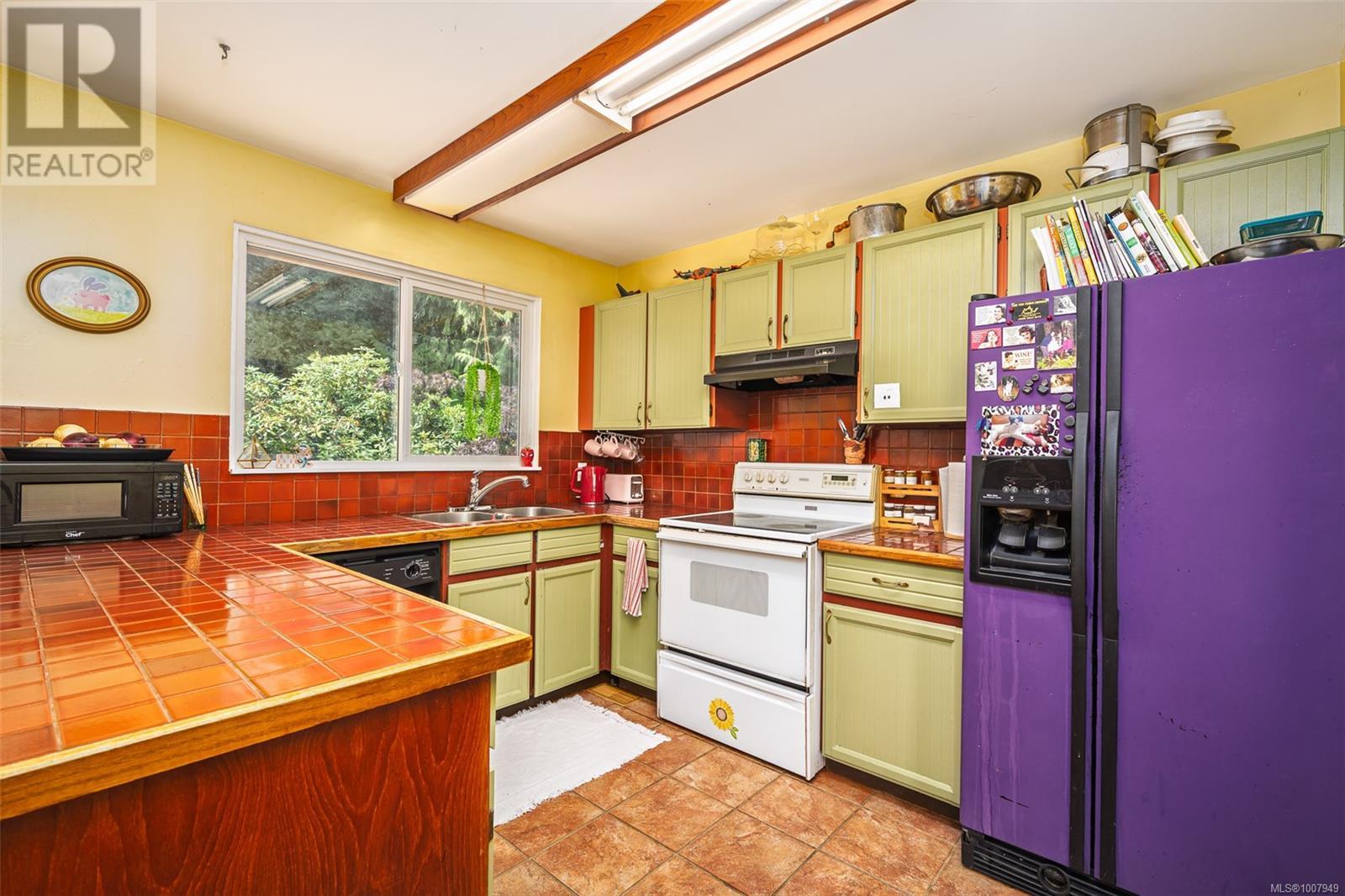 Photo 29 of 540 Macmillan Dr, Sayward BC