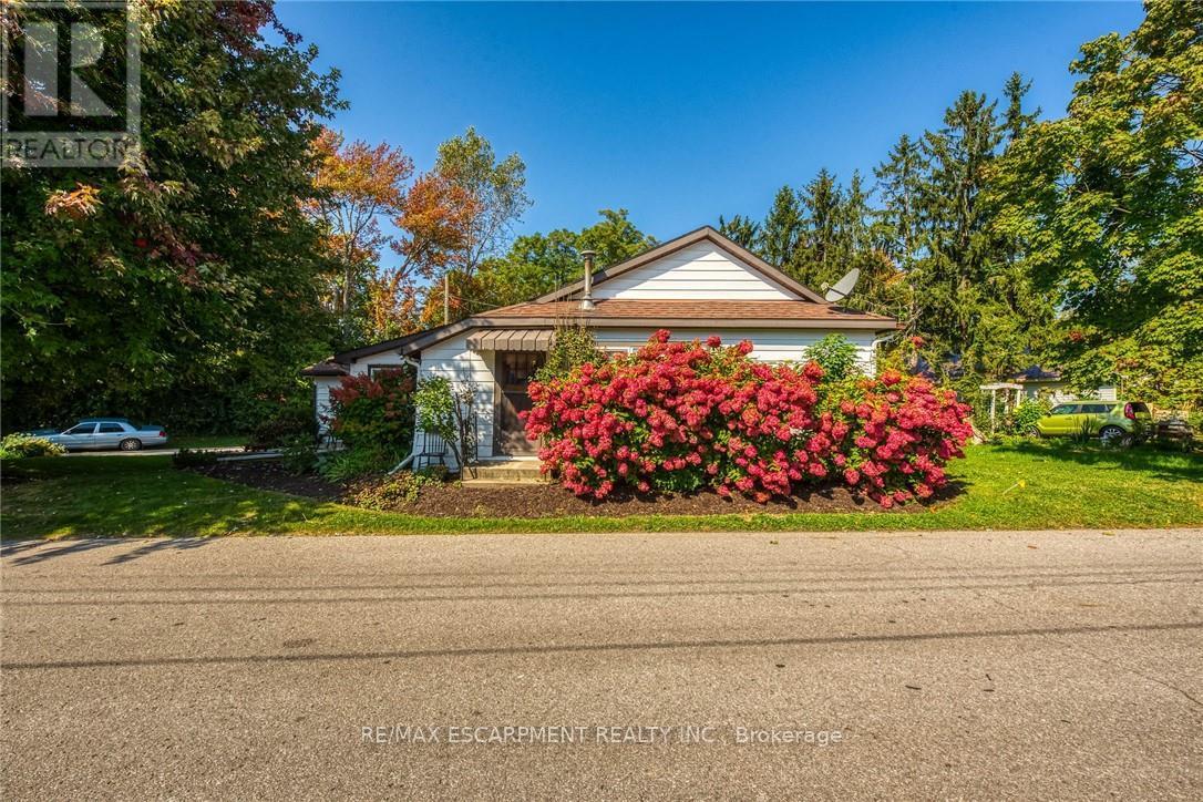 Photo 4 of 16 Broad Avenue, Norfolk ON