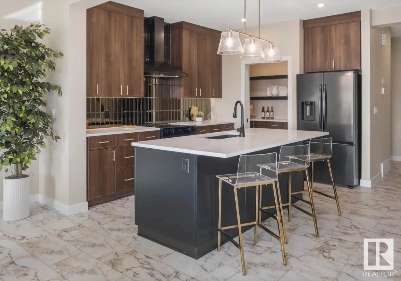 Photo 3 of 324 27 St Sw, Edmonton AB