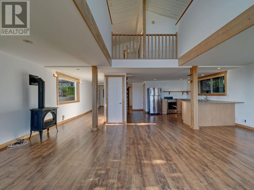 4 Bed, 4 Bath House for Sale in Roberts Creek – 3175-3177 BEACH AVENUE, Roberts Creek - Image 6