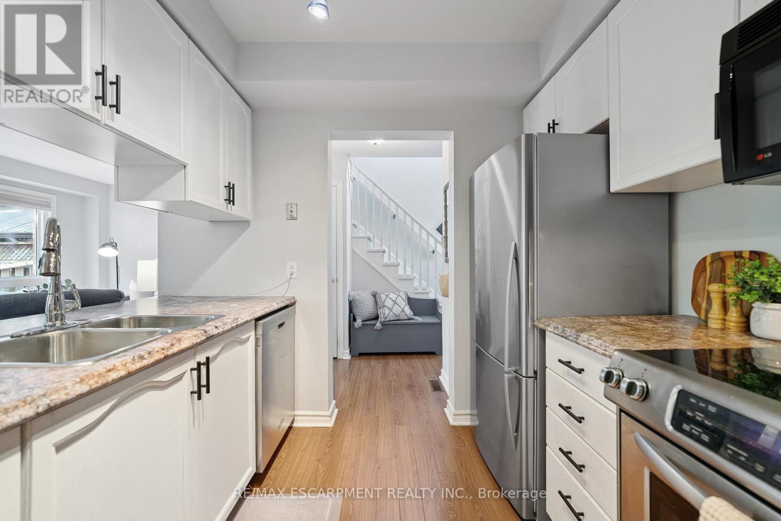 Photo 8 of 33 Walker Court, Grimsby ON