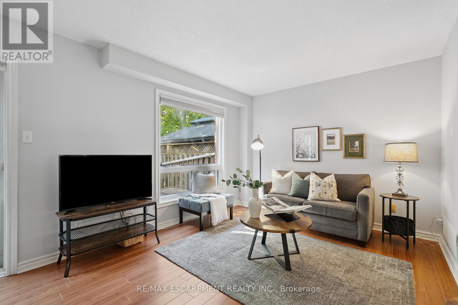 Photo 5 of 33 Walker Court, Grimsby ON