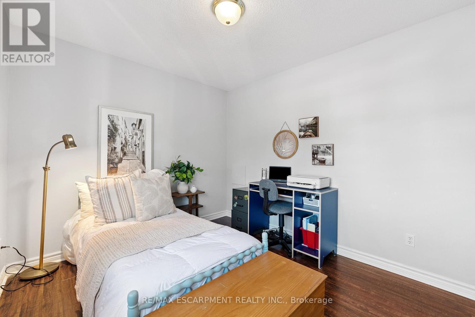 Photo 23 of 33 Walker Court, Grimsby ON