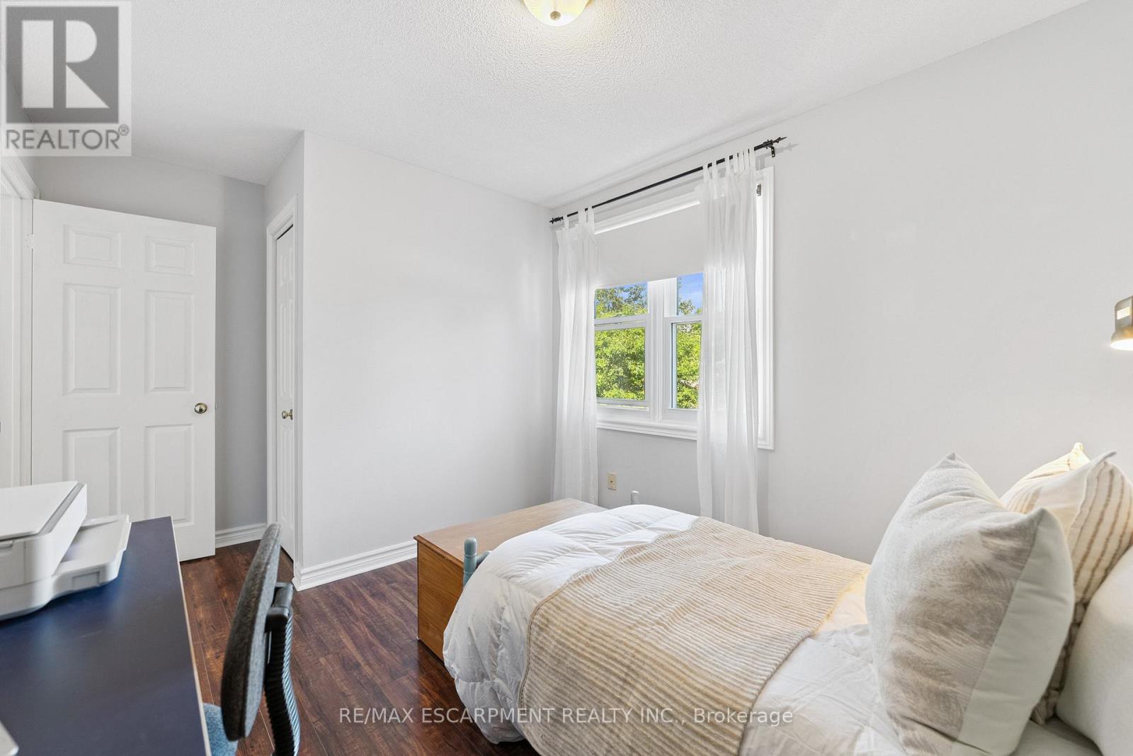 Photo 37 of 33 Walker Court, Grimsby ON