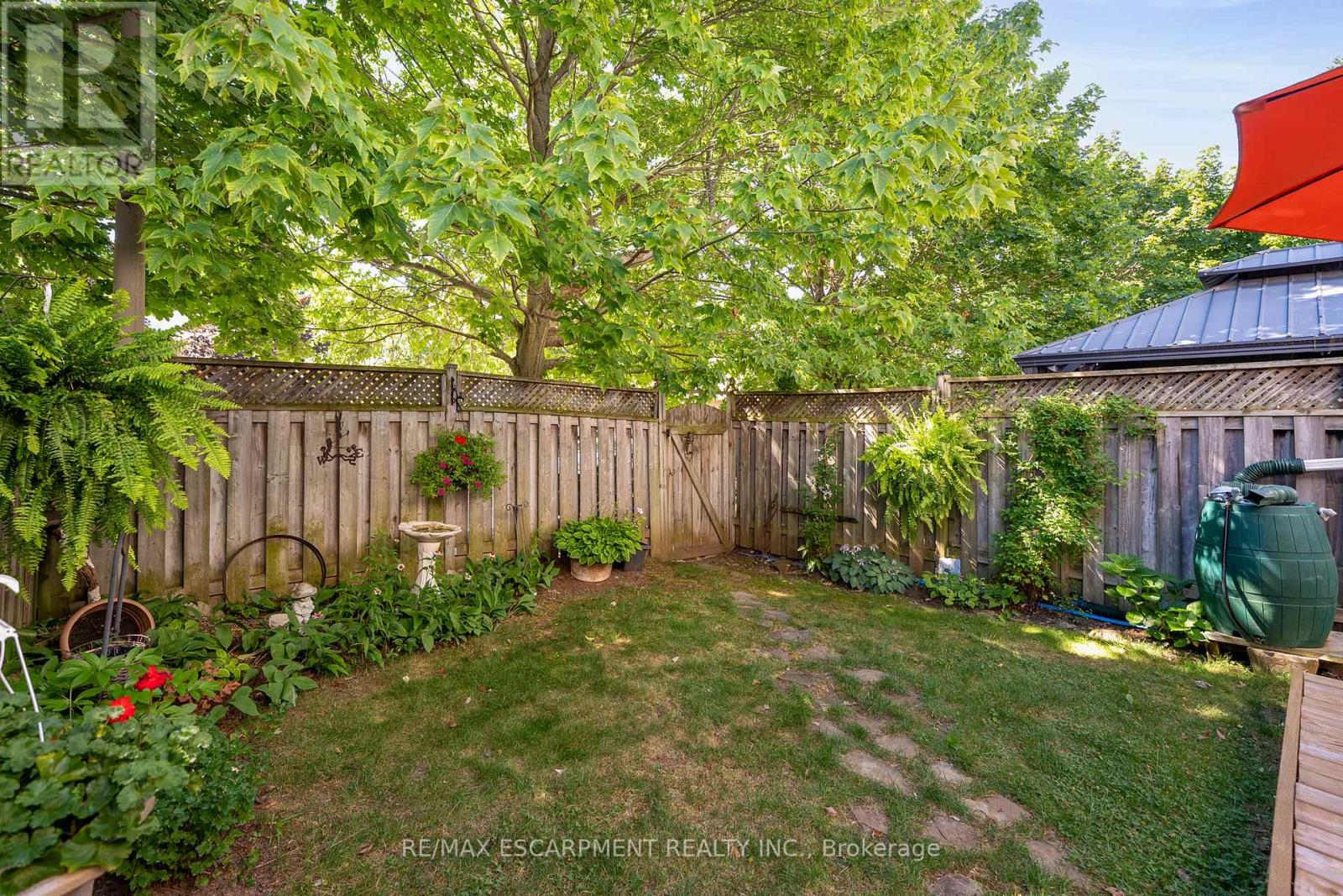 Photo 6 of 33 Walker Court, Grimsby ON