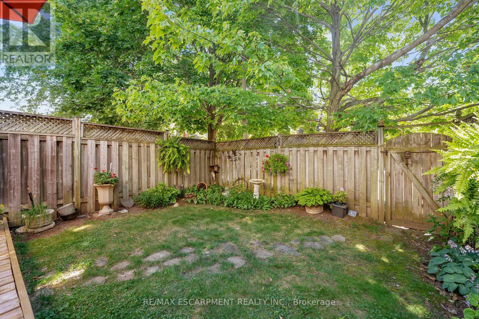 Photo 27 of 33 Walker Court, Grimsby ON