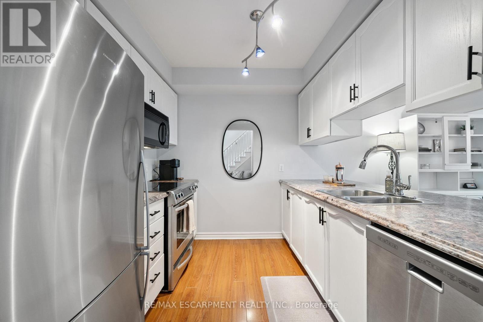 Photo 21 of 33 Walker Court, Grimsby ON