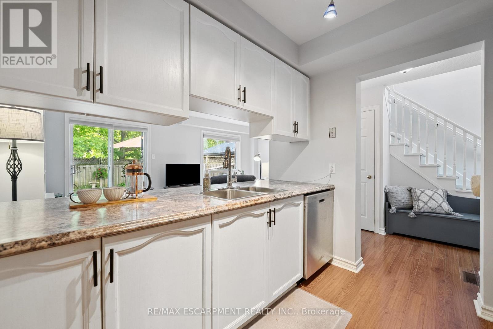 Photo 12 of 33 Walker Court, Grimsby ON