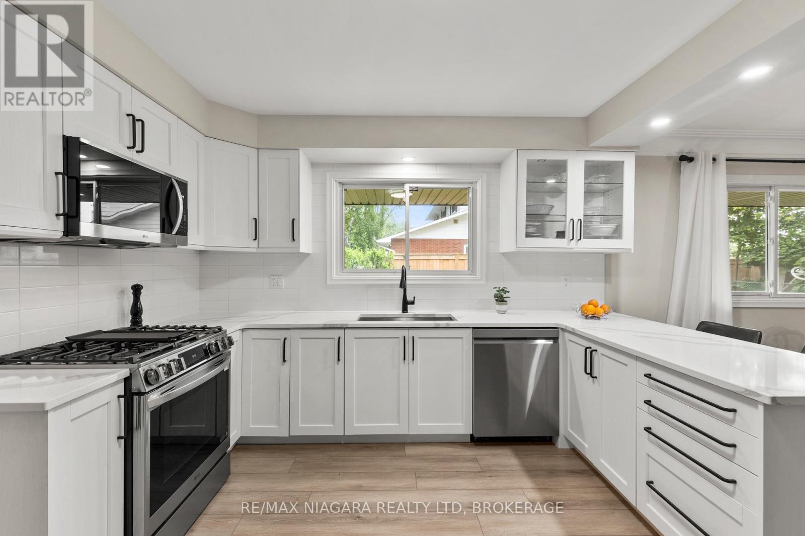 Photo 8 of 27 Daleview Crescent, Pelham ON