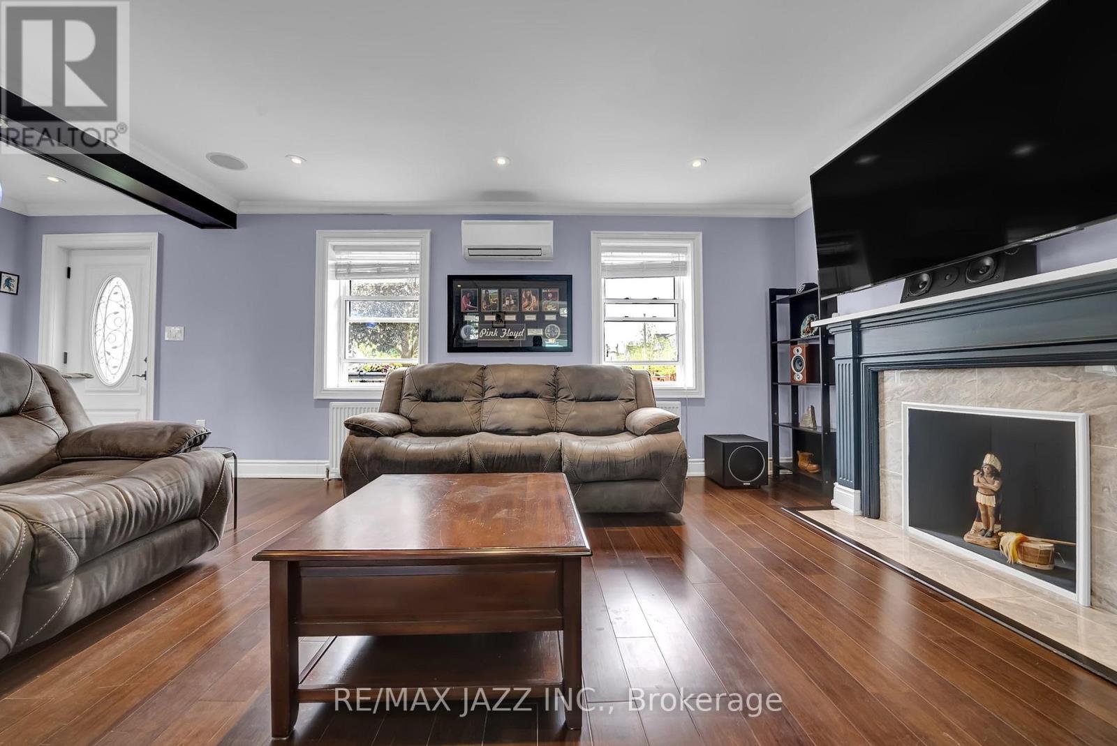 Photo 21 of 303 Gliddon Avenue, Oshawa ON