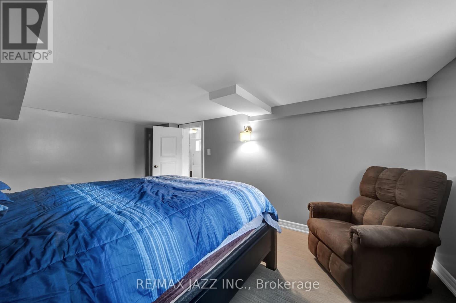 Photo 12 of 303 Gliddon Avenue, Oshawa ON