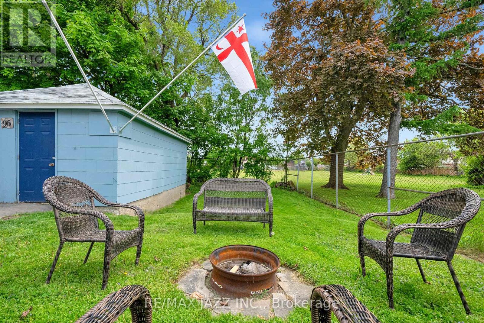 Photo 5 of 303 Gliddon Avenue, Oshawa ON