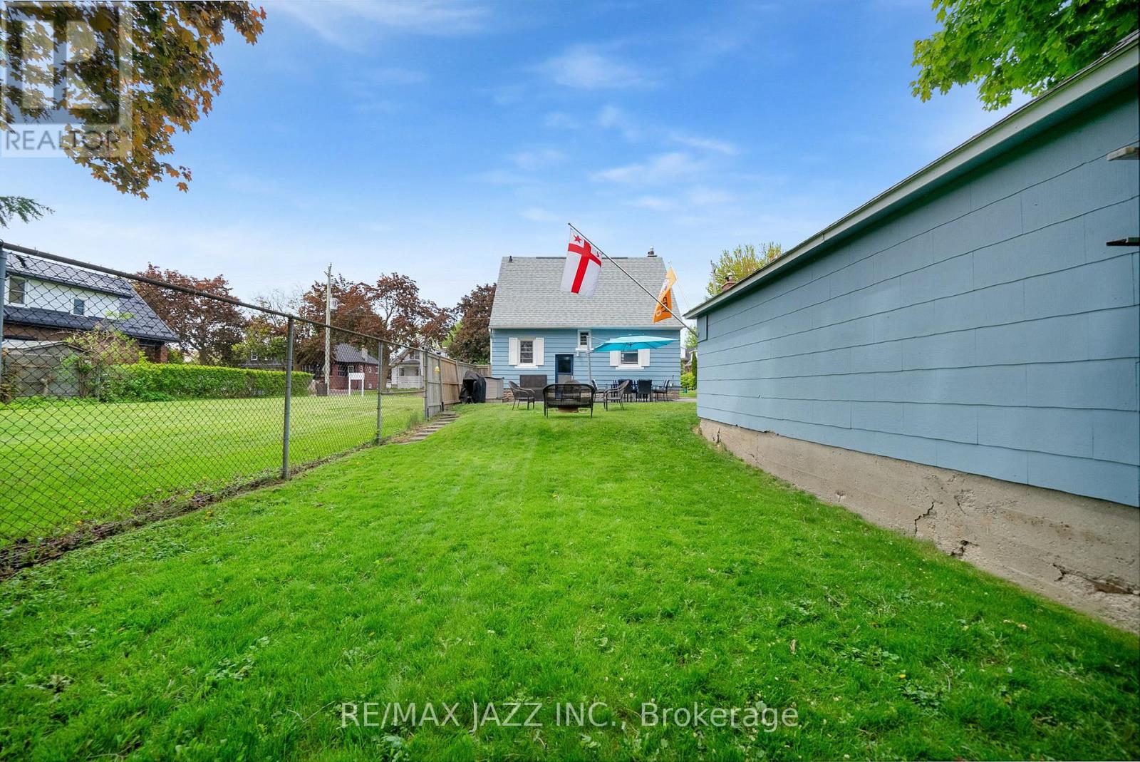 Photo 2 of 303 Gliddon Avenue, Oshawa ON