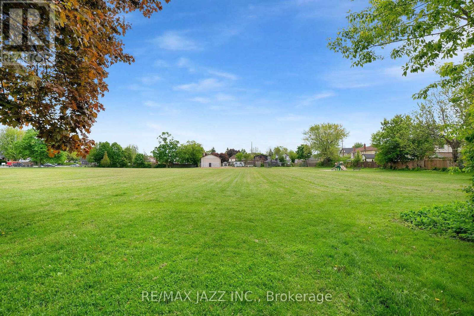 Photo 33 of 303 Gliddon Avenue, Oshawa ON