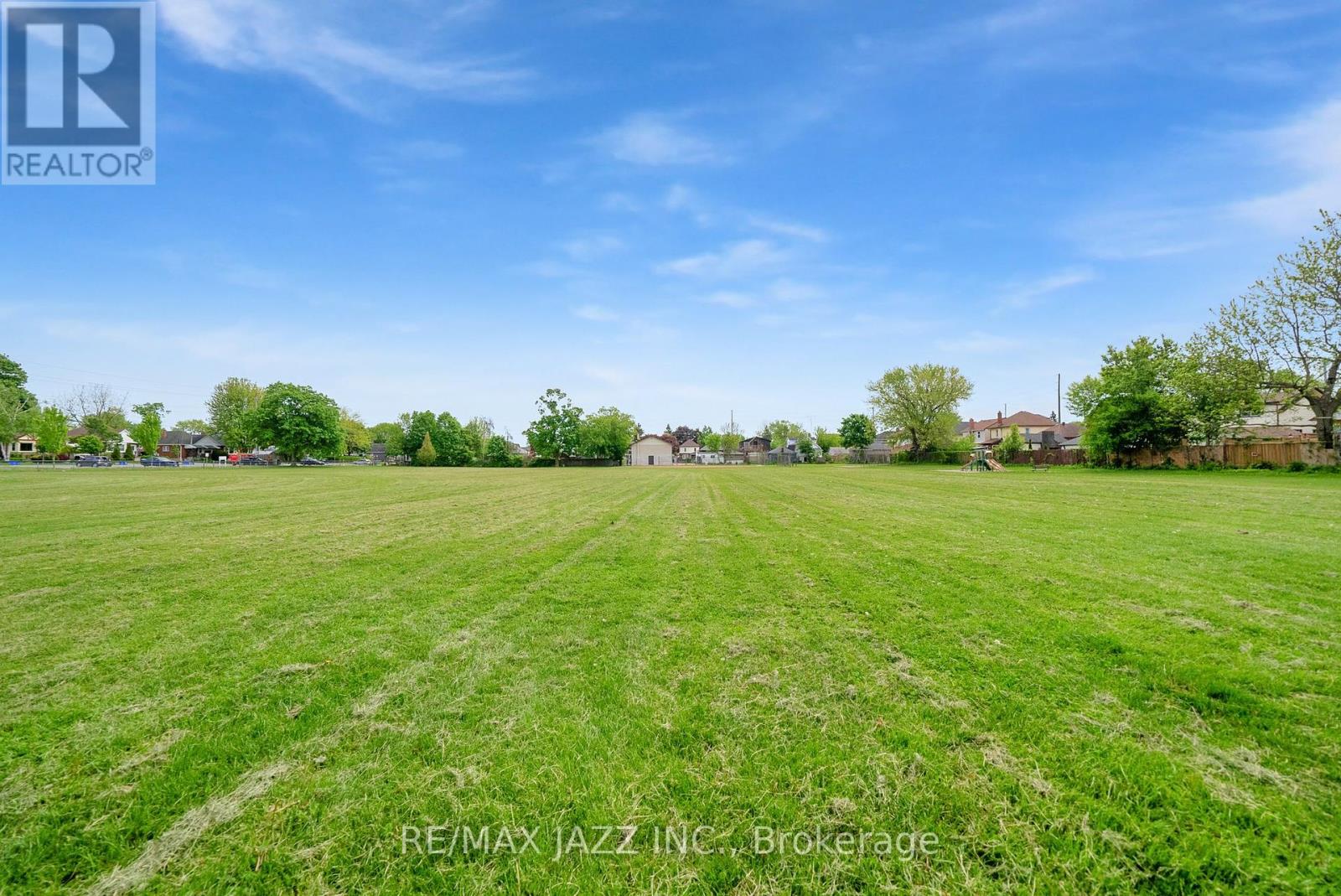 Photo 29 of 303 Gliddon Avenue, Oshawa ON
