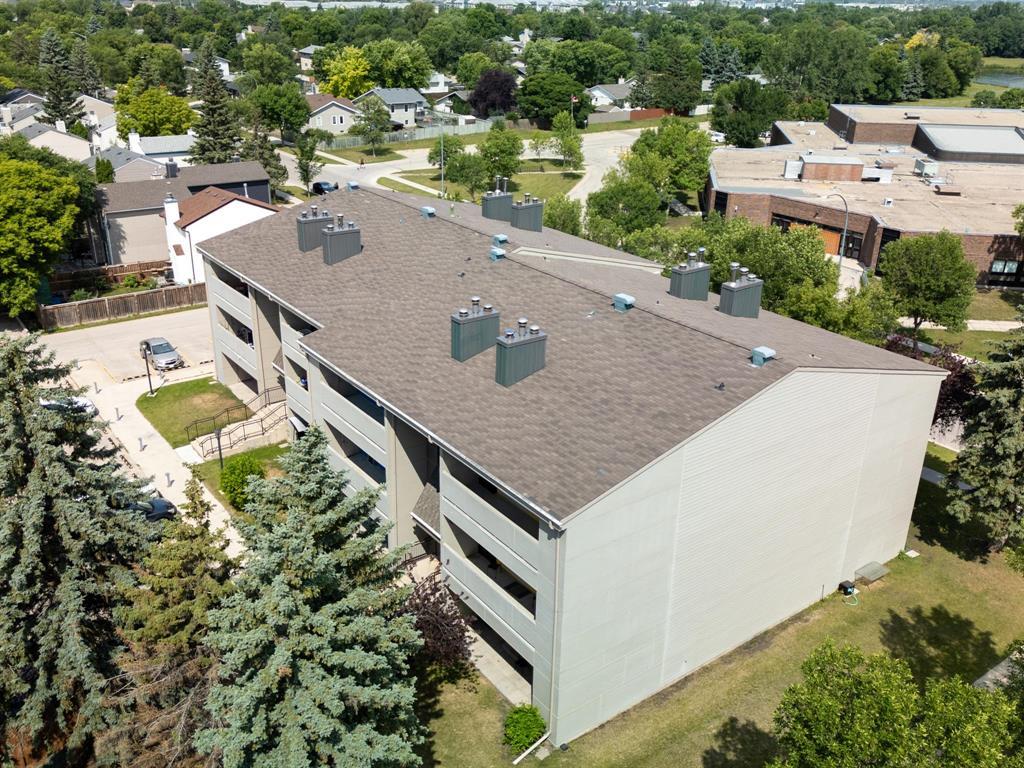 Photo 10 of 4 1523 Chancellor Drive, Winnipeg MB