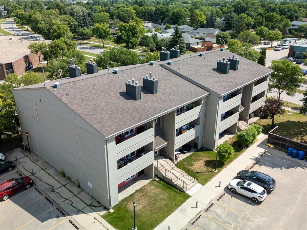 Photo 2 of 4 1523 Chancellor Drive, Winnipeg MB