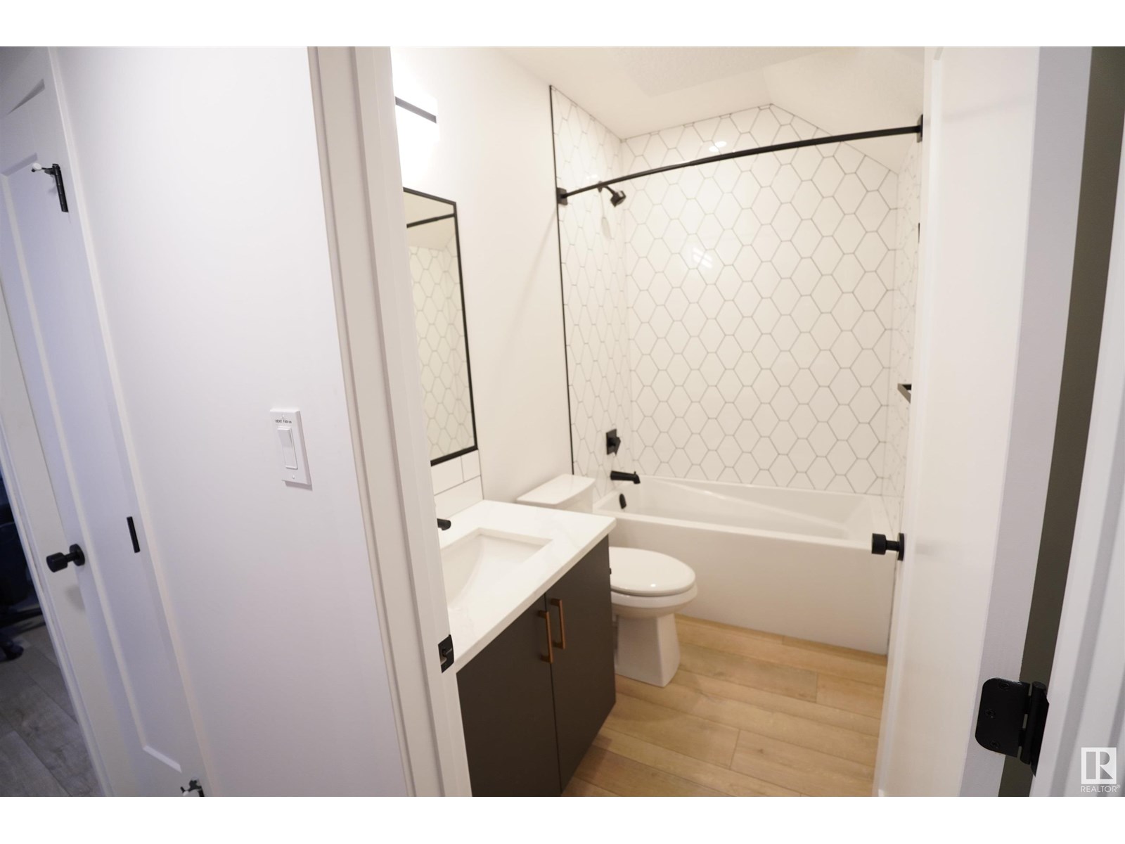 Photo 26 of 5557 Schonsee Dr Nw, Edmonton AB