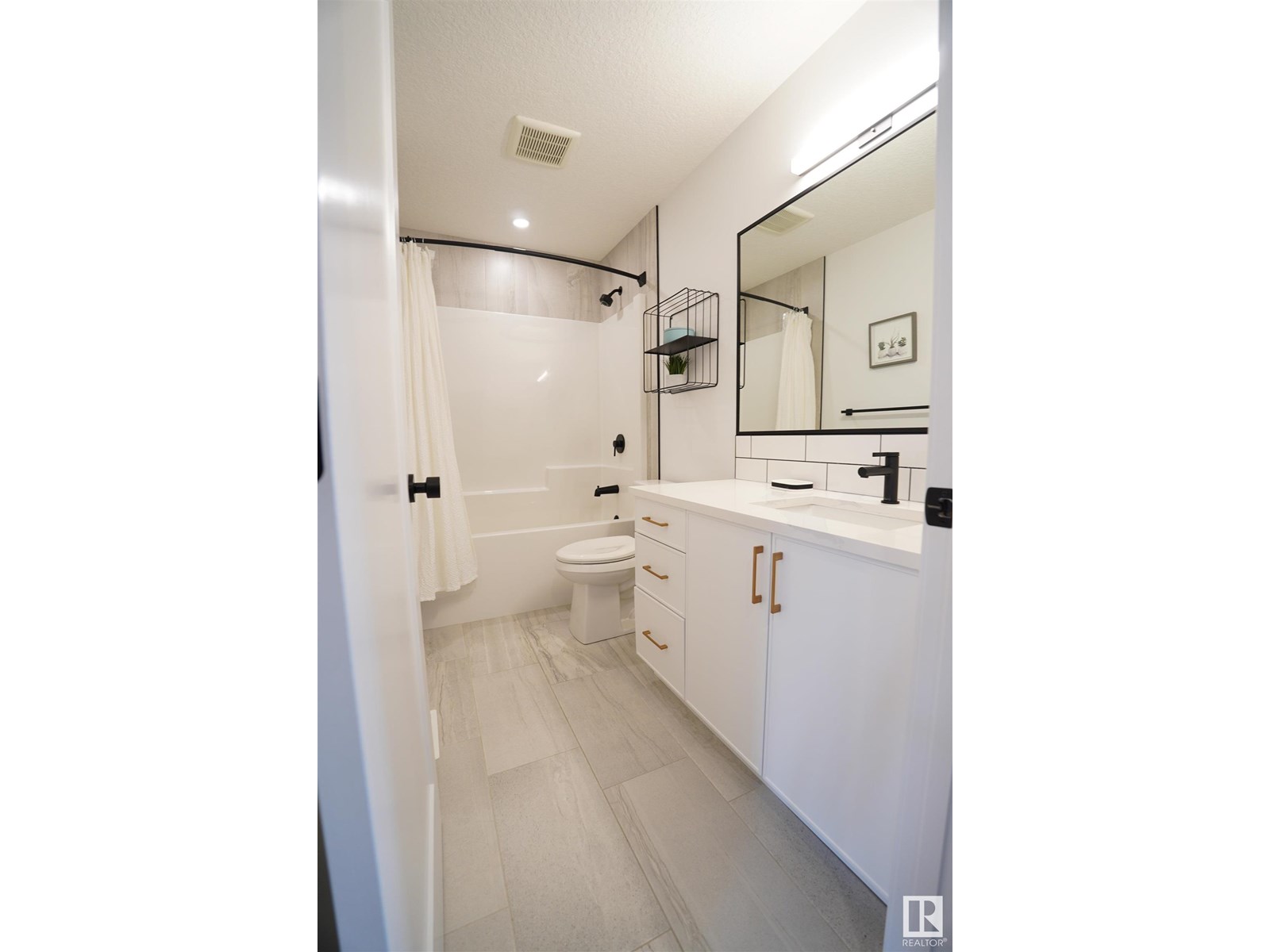 Photo 25 of 5557 Schonsee Dr Nw, Edmonton AB