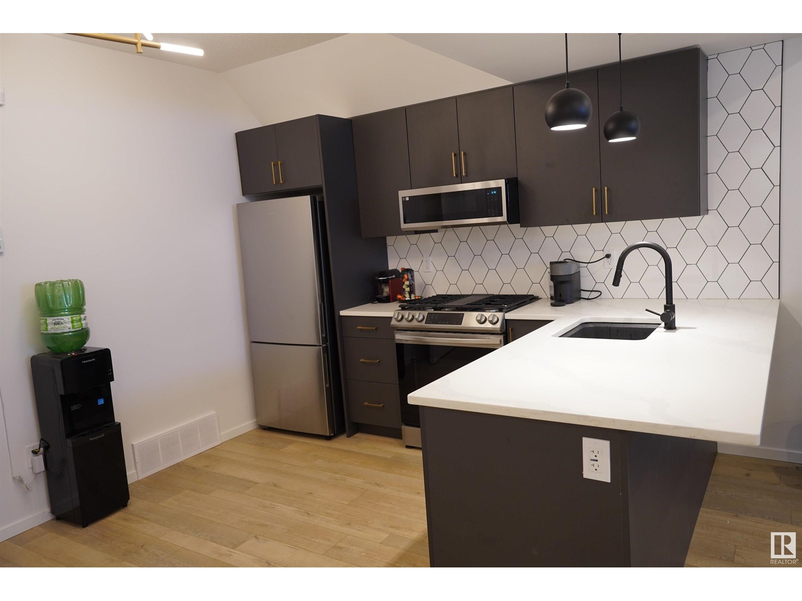 Photo 33 of 5557 Schonsee Dr Nw, Edmonton AB