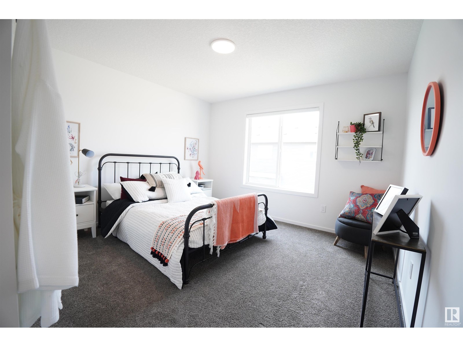 Photo 5 of 5557 Schonsee Dr Nw, Edmonton AB