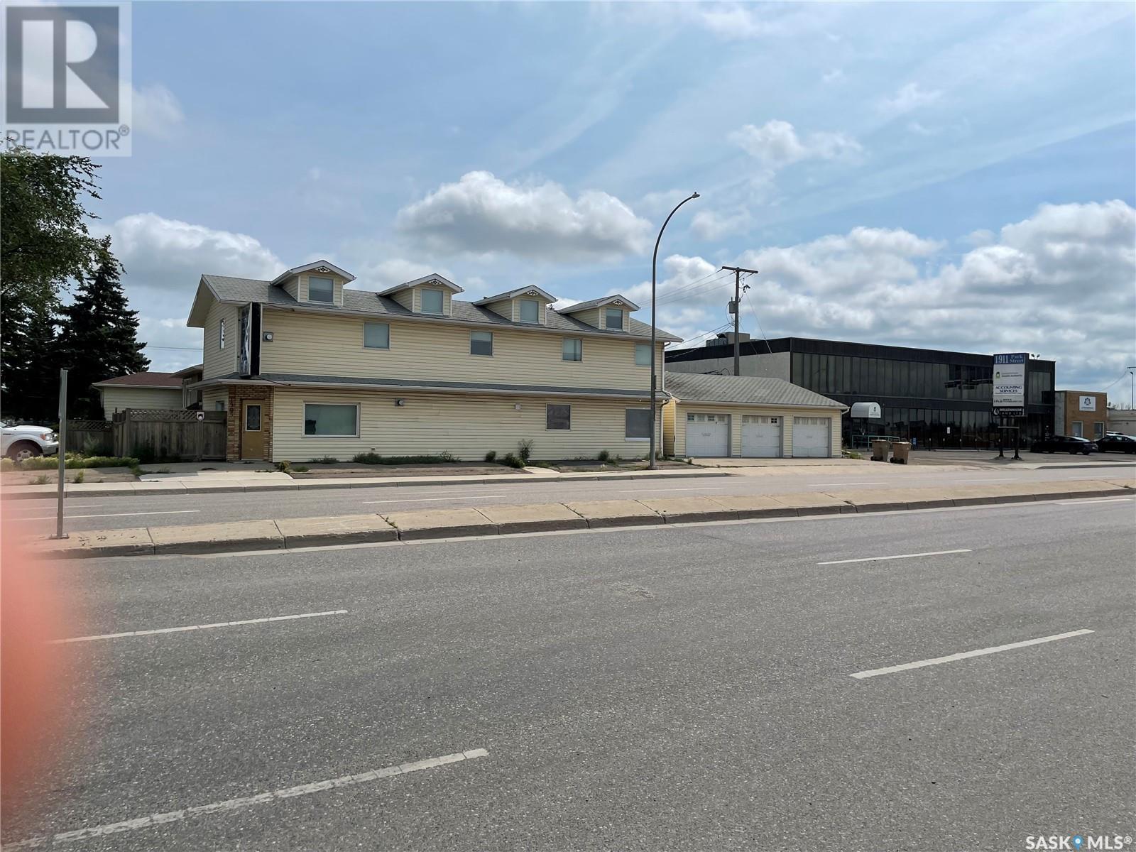 Photo 2 of 1905 Park Street, Regina SK