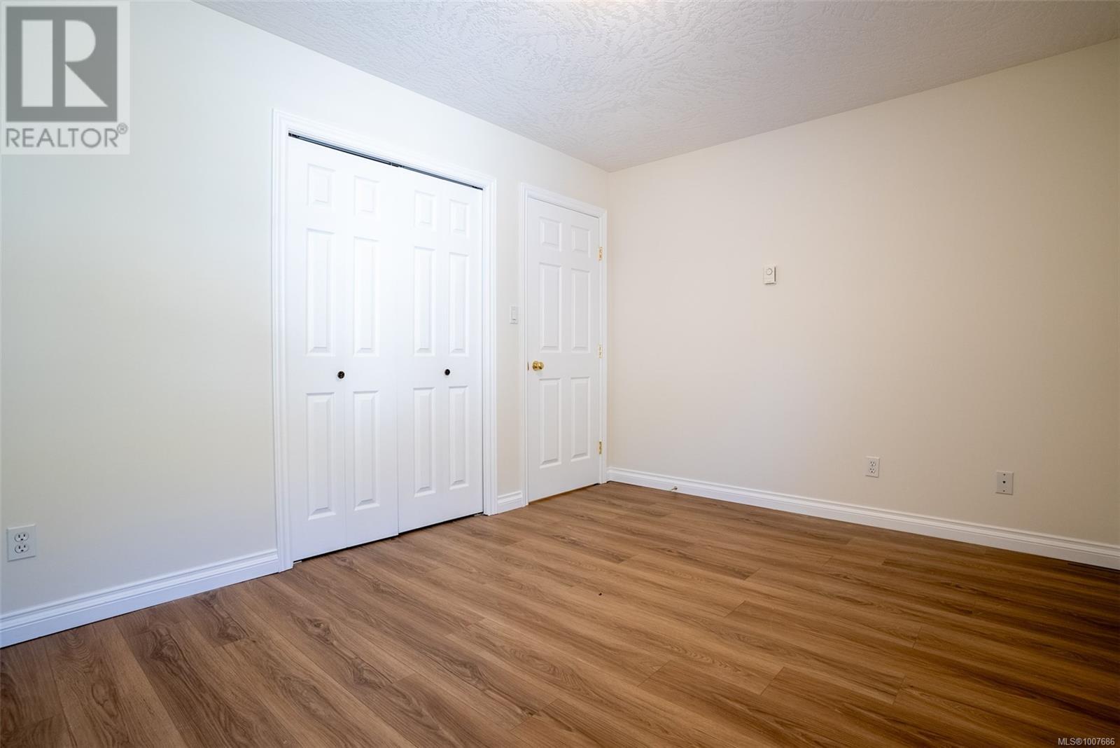 2562 CRYSTALVIEW DR - Image 24