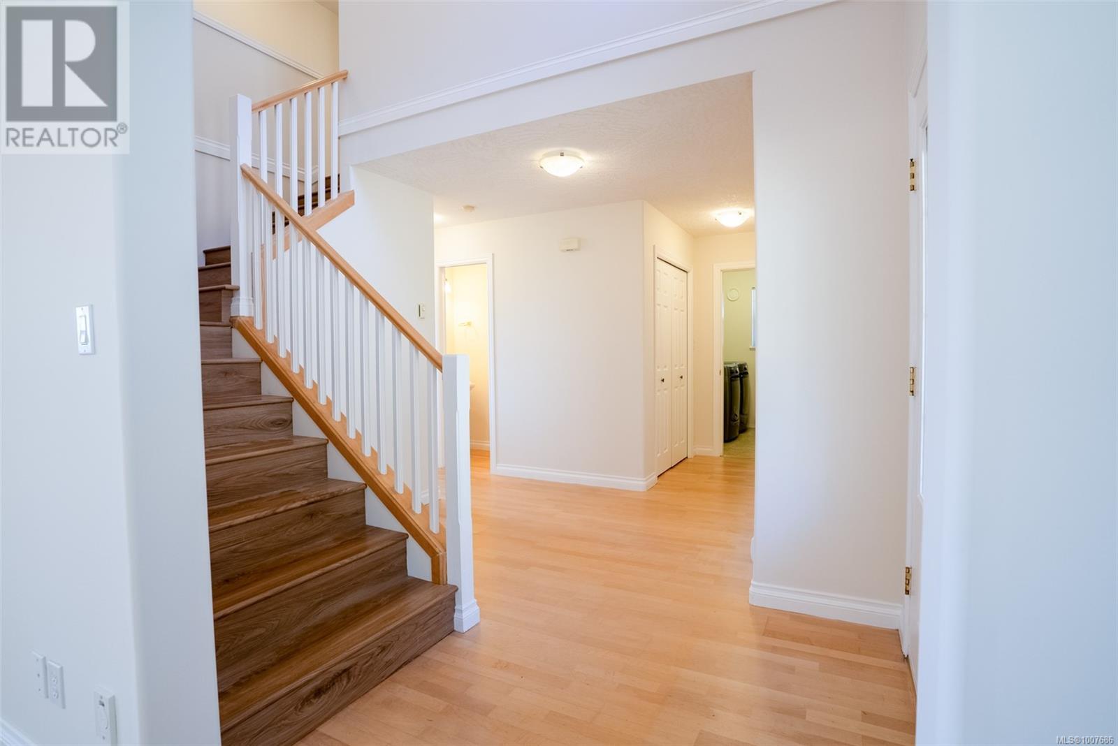 2562 CRYSTALVIEW DR - Image 32