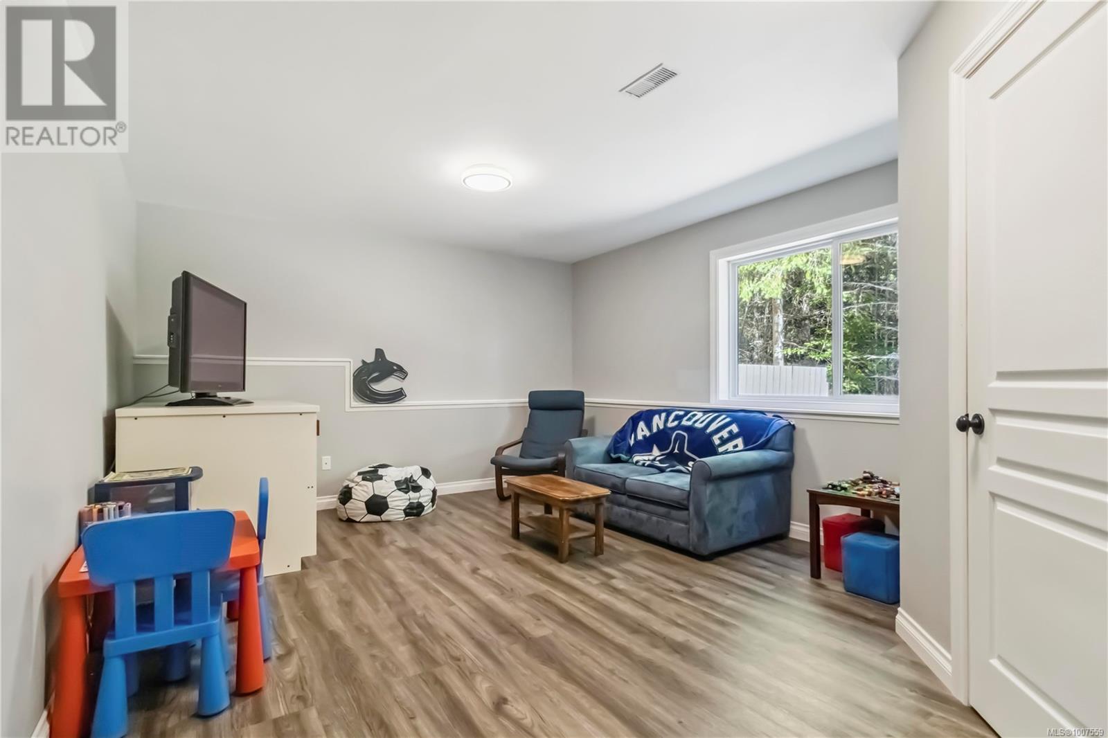 Photo 4 of 7230 Helen Pl, Sooke BC