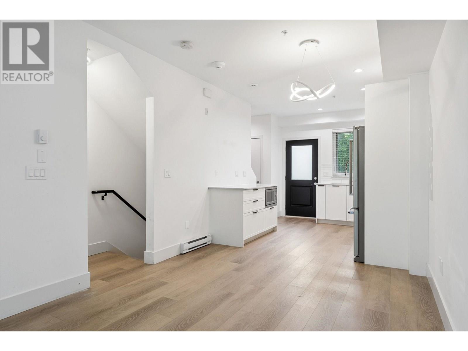 302 6933 ARCOLA STREET, Burnaby