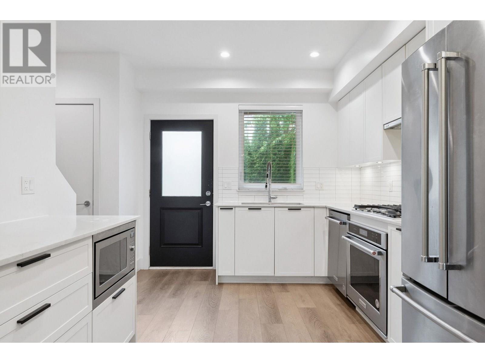 302 6933 ARCOLA STREET, Burnaby