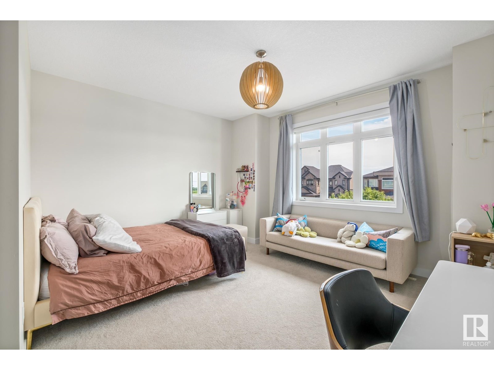 Photo 10 of 699 Howatt Dr Sw, Edmonton AB