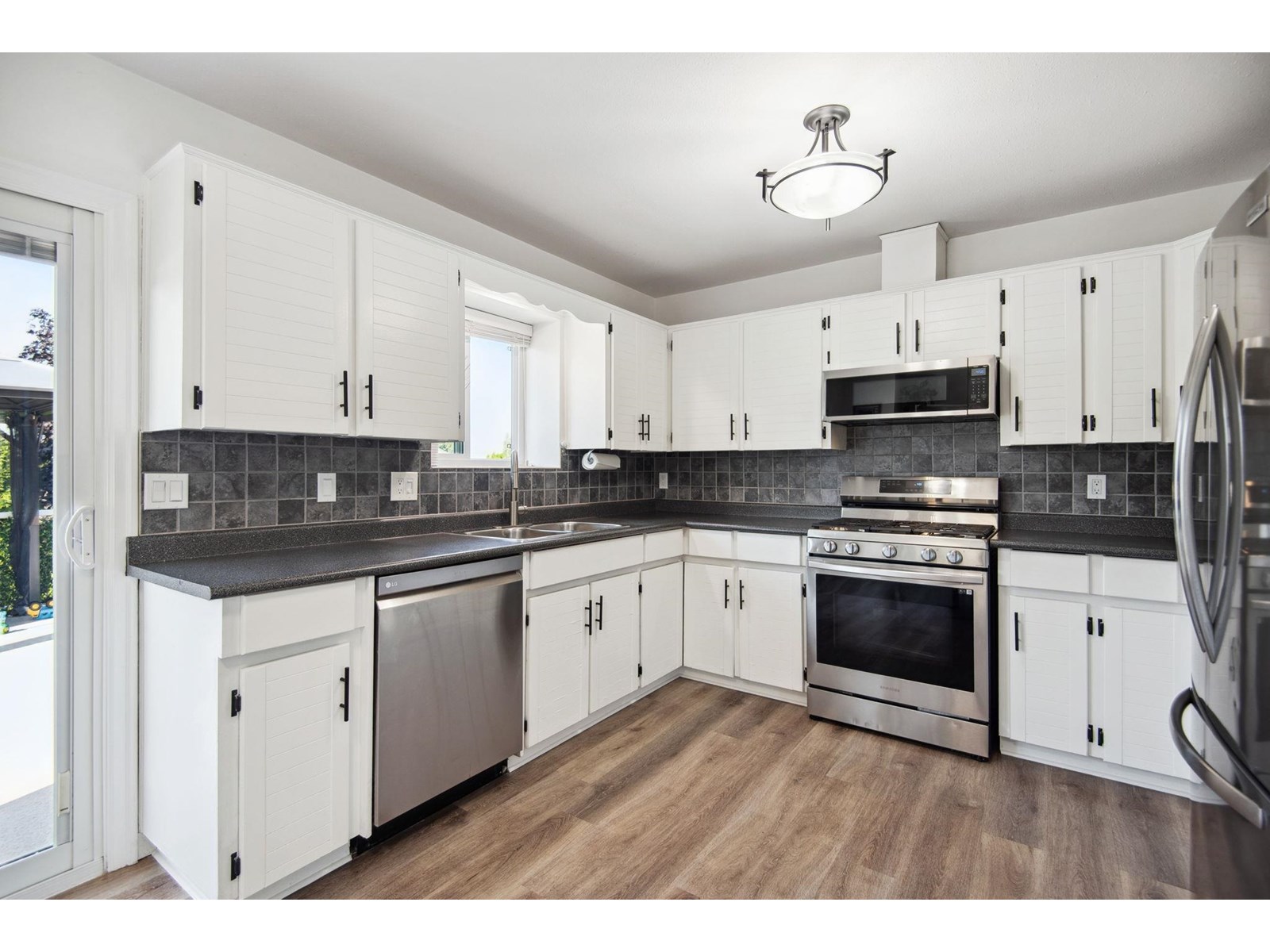 Photo 11 of 26573 29 B Avenue, Langley BC