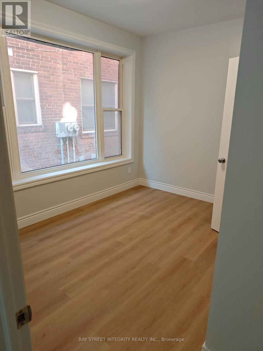 Photo 5 of Main 459 Palmerston Boulevard, Toronto ON