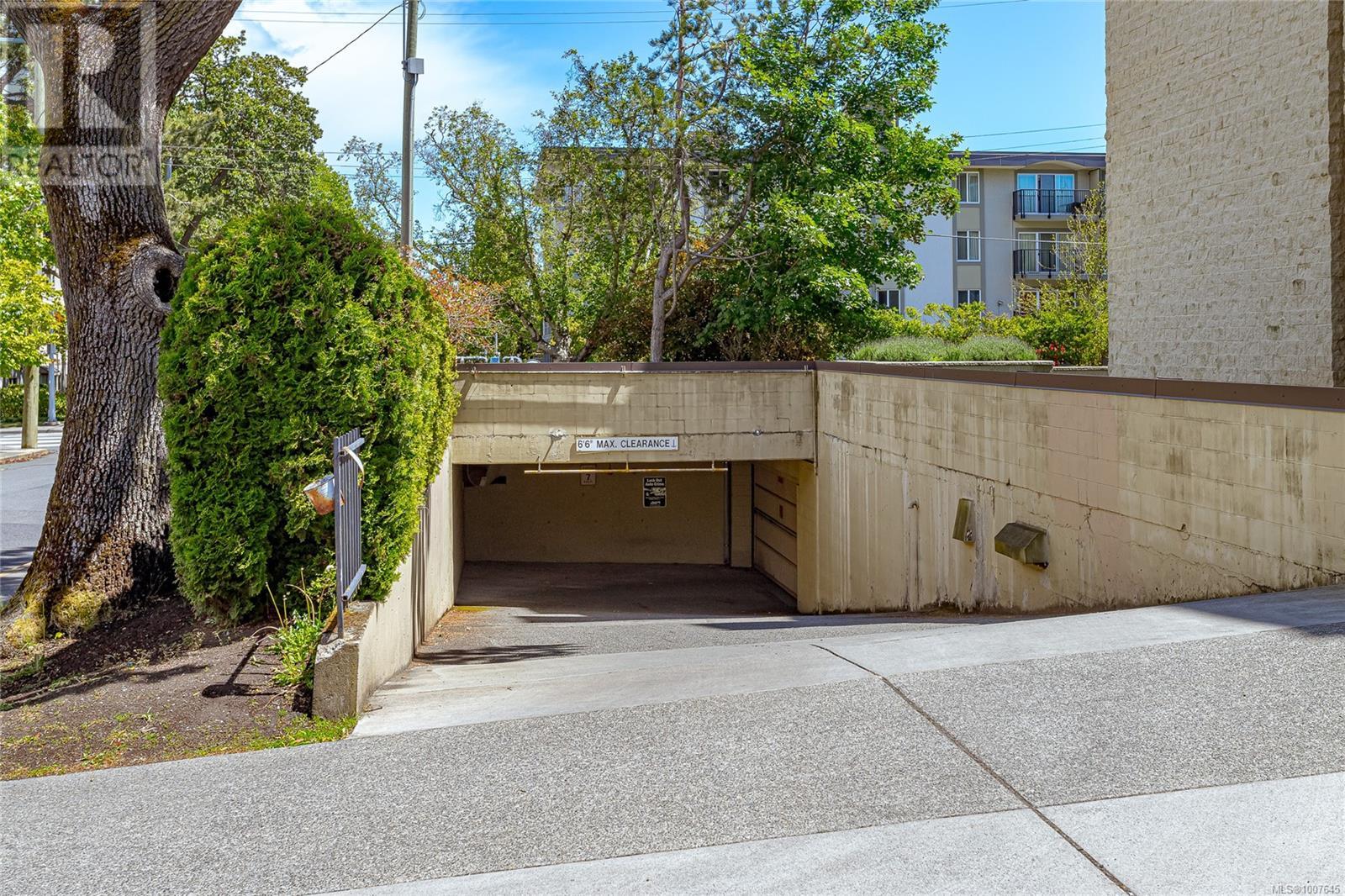 Photo 5 of 307 1745 Leighton Rd, Victoria BC