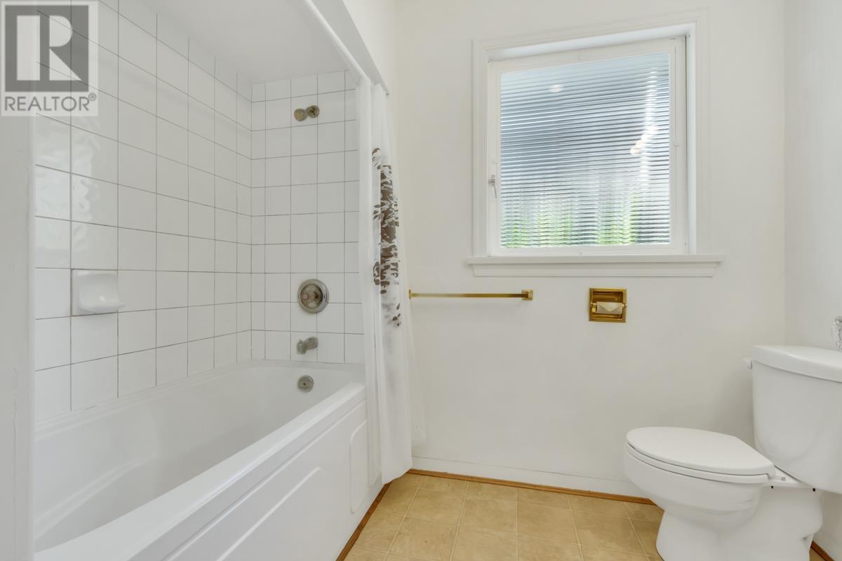 Photo 9 of 4386 Erwin Drive, West Vancouver BC